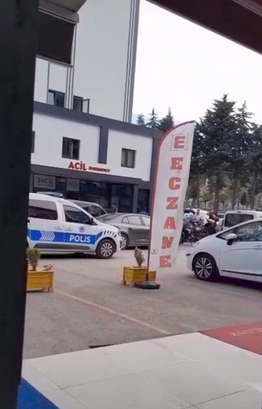 Amasya’da Özel Kolmed Hastanesi’nde boğazına bıçak dayayan genç, korku dolu