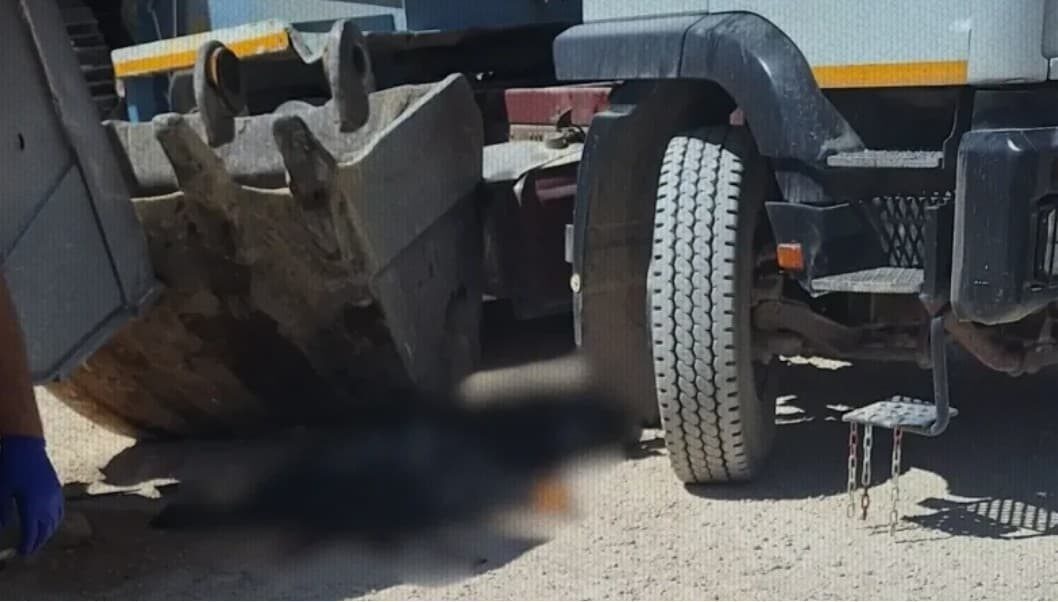 Amasya’nın Suluova ilçesinde taş ocağında üzerine düşen iş makinesinin altında