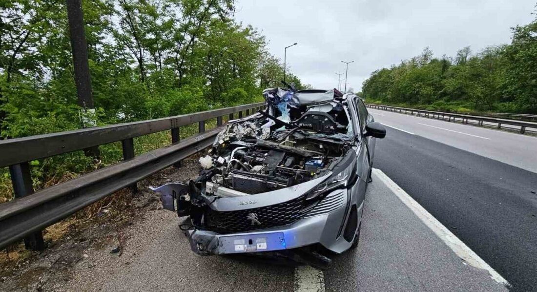 Anadolu Otoyolu Sakarya geçişinde tıra arkadan çarpan otomobilin sürücüsü hafif