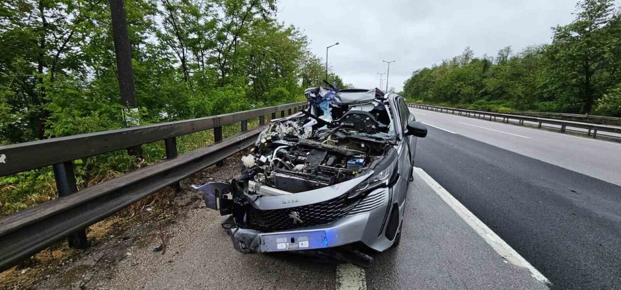 Anadolu Otoyolu Sakarya geçişinde tıra arkadan çarpan otomobilin sürücüsü hafif