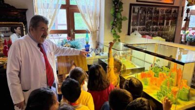 Palandöken ilçesindeki Yenikent Anaokulu öğrencileri, Maket Sanatçısı Doğan Hattatoğlu’nun sanat