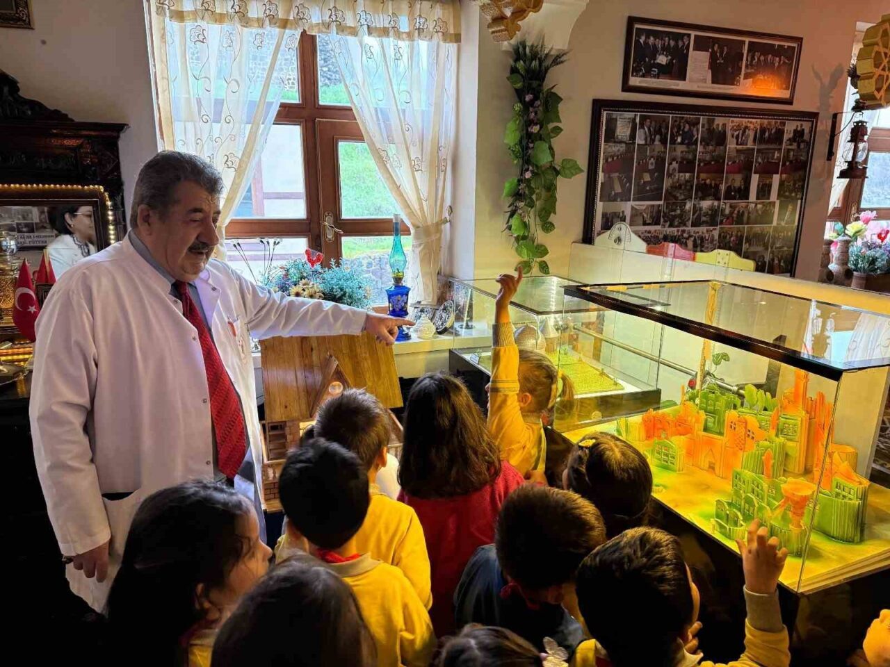 Palandöken ilçesindeki Yenikent Anaokulu öğrencileri, Maket Sanatçısı Doğan Hattatoğlu’nun sanat