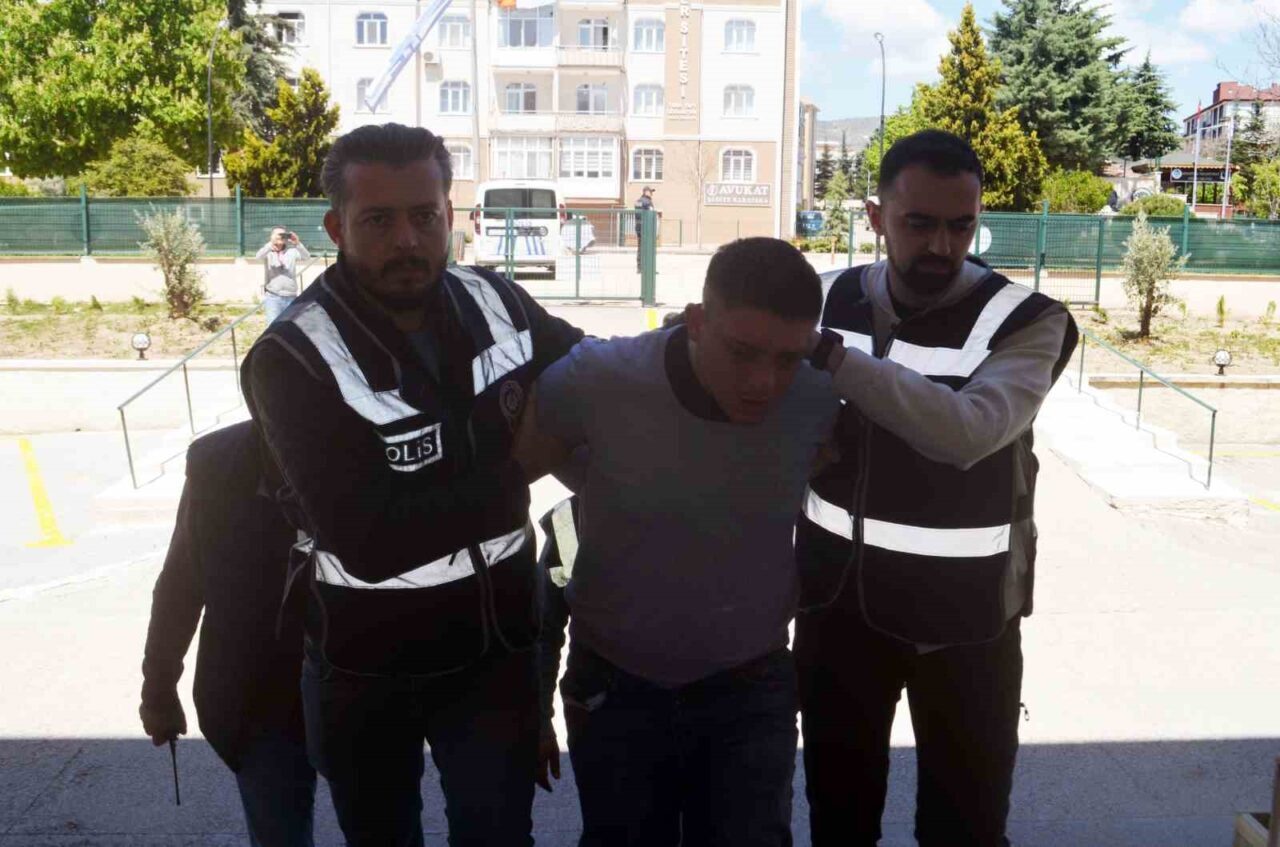 Amasya’nın Merzifon ilçesinde tartıştığı alkollü oğlu tarafından bıçaklanarak öldürülen annenin