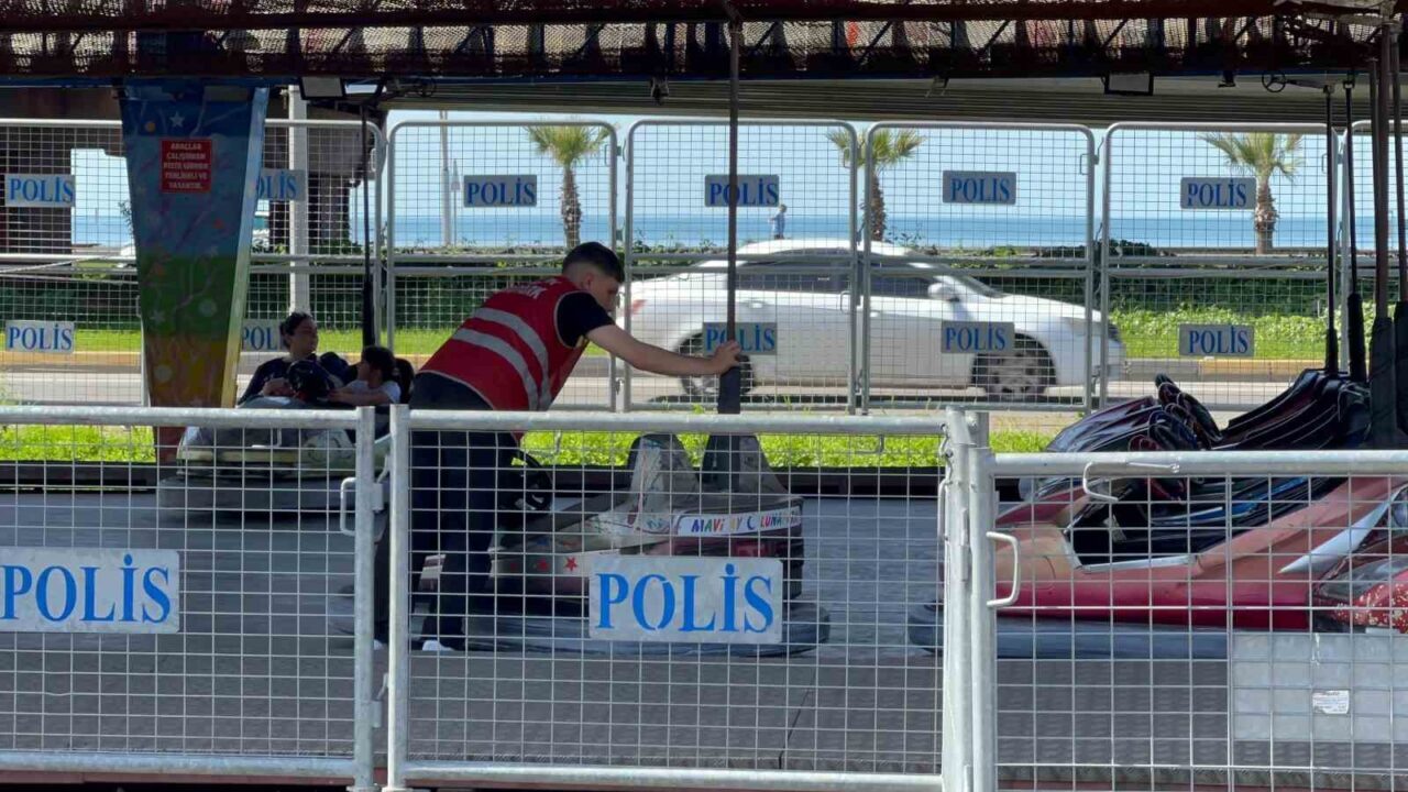 Trabzon’un Ortahisar ilçesinde kurulu bulunan Lunapark içerisindeki çarpışan arabalara binen