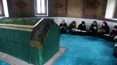 Anneler Günü dolayısıyla Gülbahar Hatun’un türbesinde anma programı gerçekleştirildi. Programa