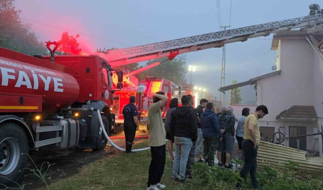 Zonguldak’ın Ereğli ilçesinde iki katlı binanın çatısında çıkan yangın paniğe