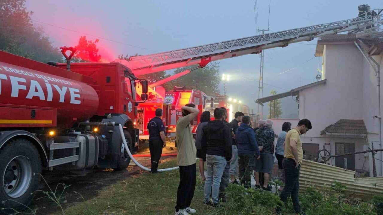 Zonguldak’ın Ereğli ilçesinde iki katlı binanın çatısında çıkan yangın paniğe