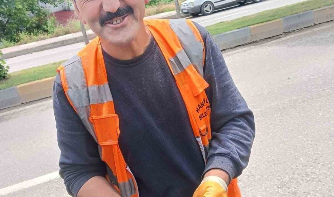 Kastamonu’nun Hanönü ilçesinde bir otomobilin motor kısmına sıkışan yavru kediler