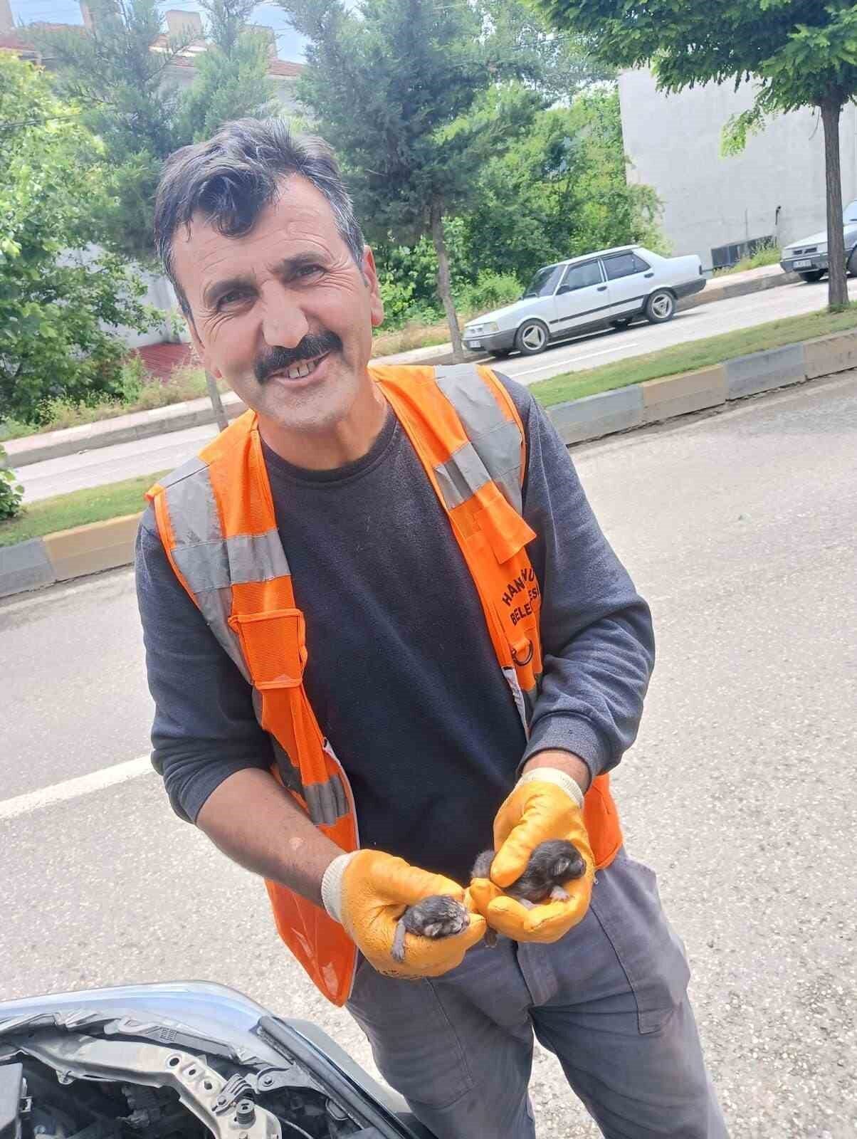 Kastamonu’nun Hanönü ilçesinde bir otomobilin motor kısmına sıkışan yavru kediler