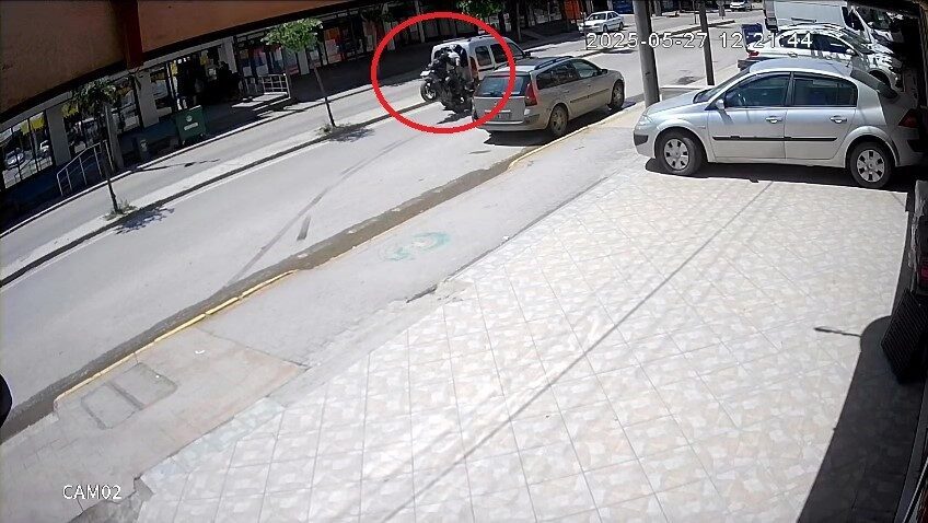Kocaeli’nin Körfez ilçesinde hafif ticari araca çarpan motosiklet takla attı.