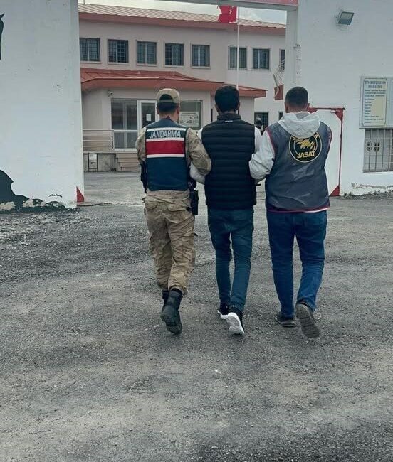 Ardahan’da jandarma ekiplerince yakalanan hırsızlık şüphelisi 3 şahıstan 1’i tutuklandı.