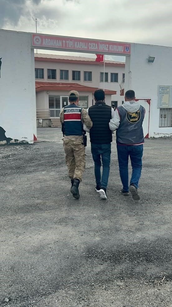 Ardahan’da jandarma ekiplerince yakalanan hırsızlık şüphelisi 3 şahıstan 1’i tutuklandı.