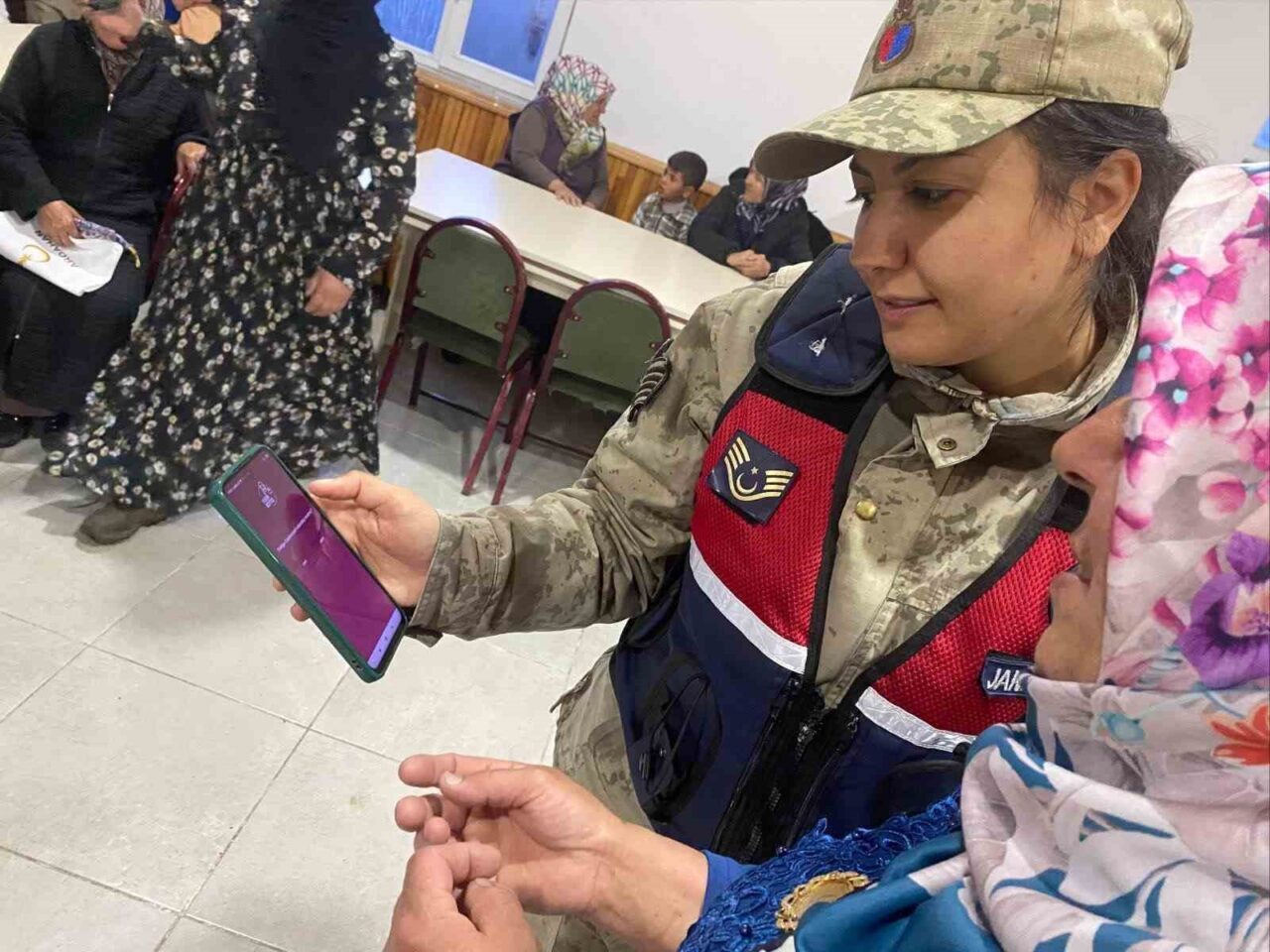 Ardahan’da jandarma ekipleri köyleri dolaşarak aile içi şiddetle mücadele ve