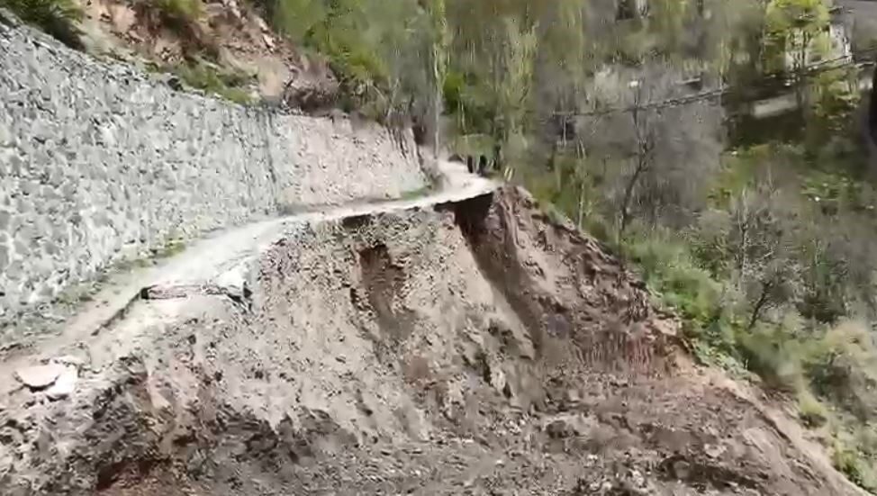 Artvin’in Yusufeli ilçesine yol yapımı sırasında heyelan meydana geldi. Heyelan