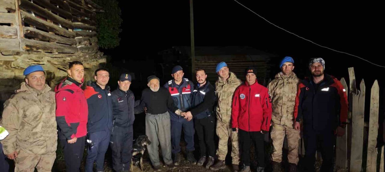 Artvin’in Yusufeli ilçesinde kaybolan 85 yaşındaki Azir Gür, ekiplerin yoğun