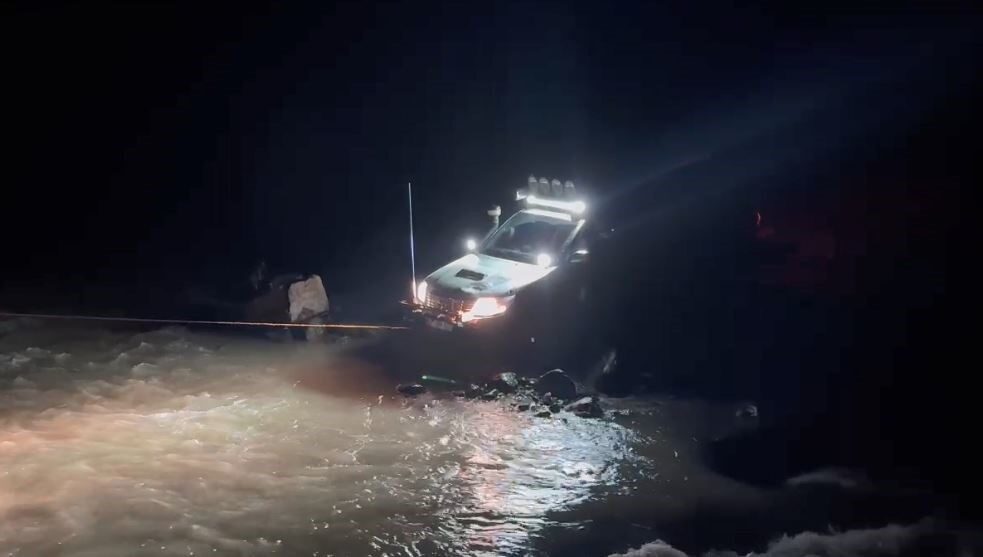 Artvin’in Şavşat ilçesinde yamaçtan düşerek dere yatağında mahsur kalan vatandaş,