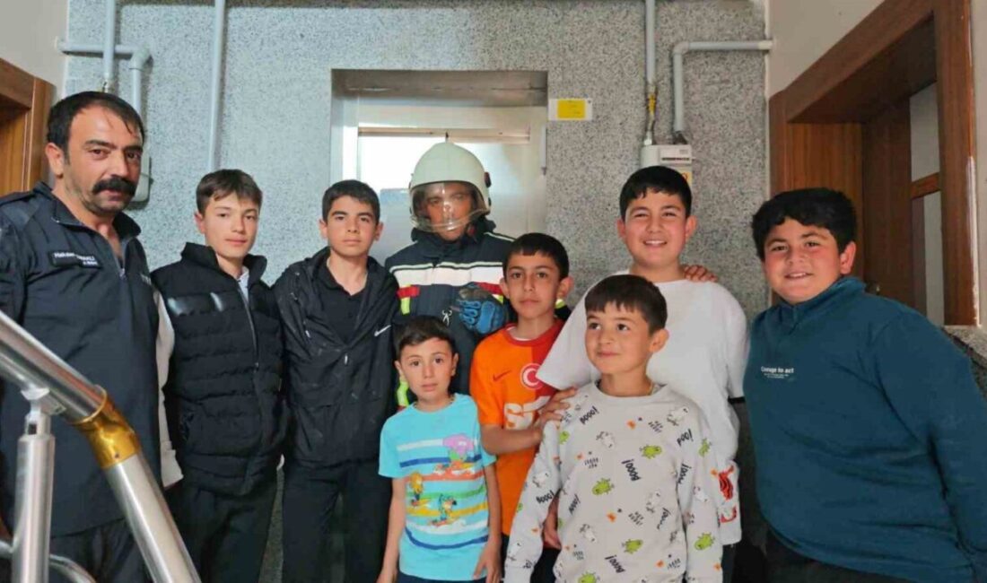 Erzurum’un Aşkale ilçesinde asansör boşluğuna düşen kuş itfaiye ekipleri tarafından