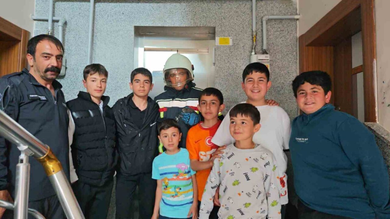 Erzurum’un Aşkale ilçesinde asansör boşluğuna düşen kuş itfaiye ekipleri tarafından