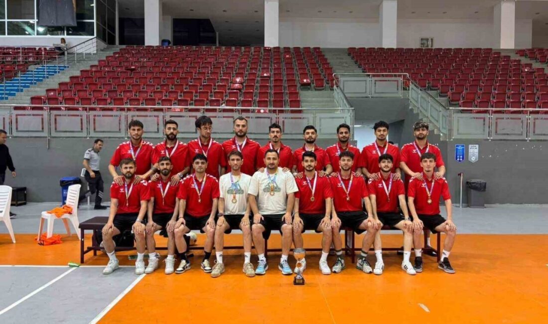 Atatürk Üniversitesi, salon futbolunda da Türkiye Şampiyonu olarak süper lige yükseldi Basketbol ve voleyboldaki Türkiye şampiyonluklarının ardından bu kez salon futbolunda