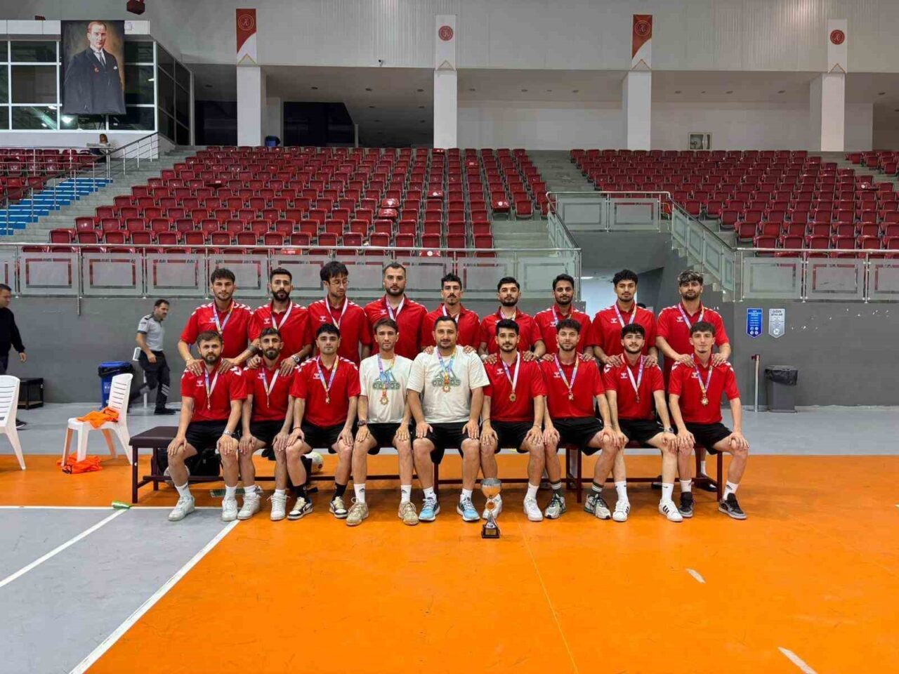 Basketbol ve voleyboldaki Türkiye şampiyonluklarının ardından bu kez salon futbolunda