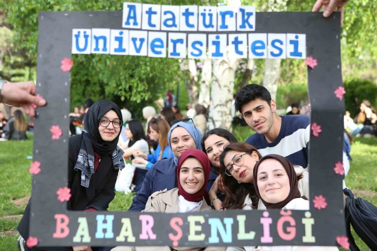 Atatürk Üniversitesi, 2025 Bahar Şenliği kapsamında düzenlediği birbirinden renkli etkinliklerle