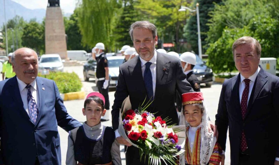 Enerji ve Tabii Kaynaklar Bakanı Alparslan Bayraktar, bir dizi ziyaret