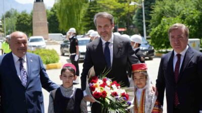 Enerji ve Tabii Kaynaklar Bakanı Alparslan Bayraktar, bir dizi ziyaret