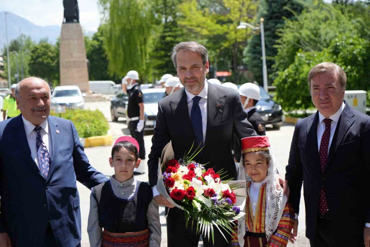 Enerji ve Tabii Kaynaklar Bakanı Alparslan Bayraktar, bir dizi ziyaret