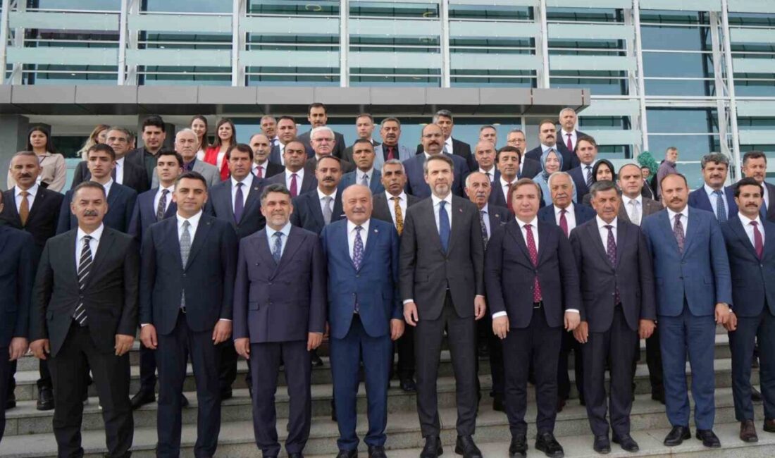 Enerji ve Tabii Kaynaklar Bakanı Alparslan Bayraktar, Erzincan’da öğrencilerle buluştu.