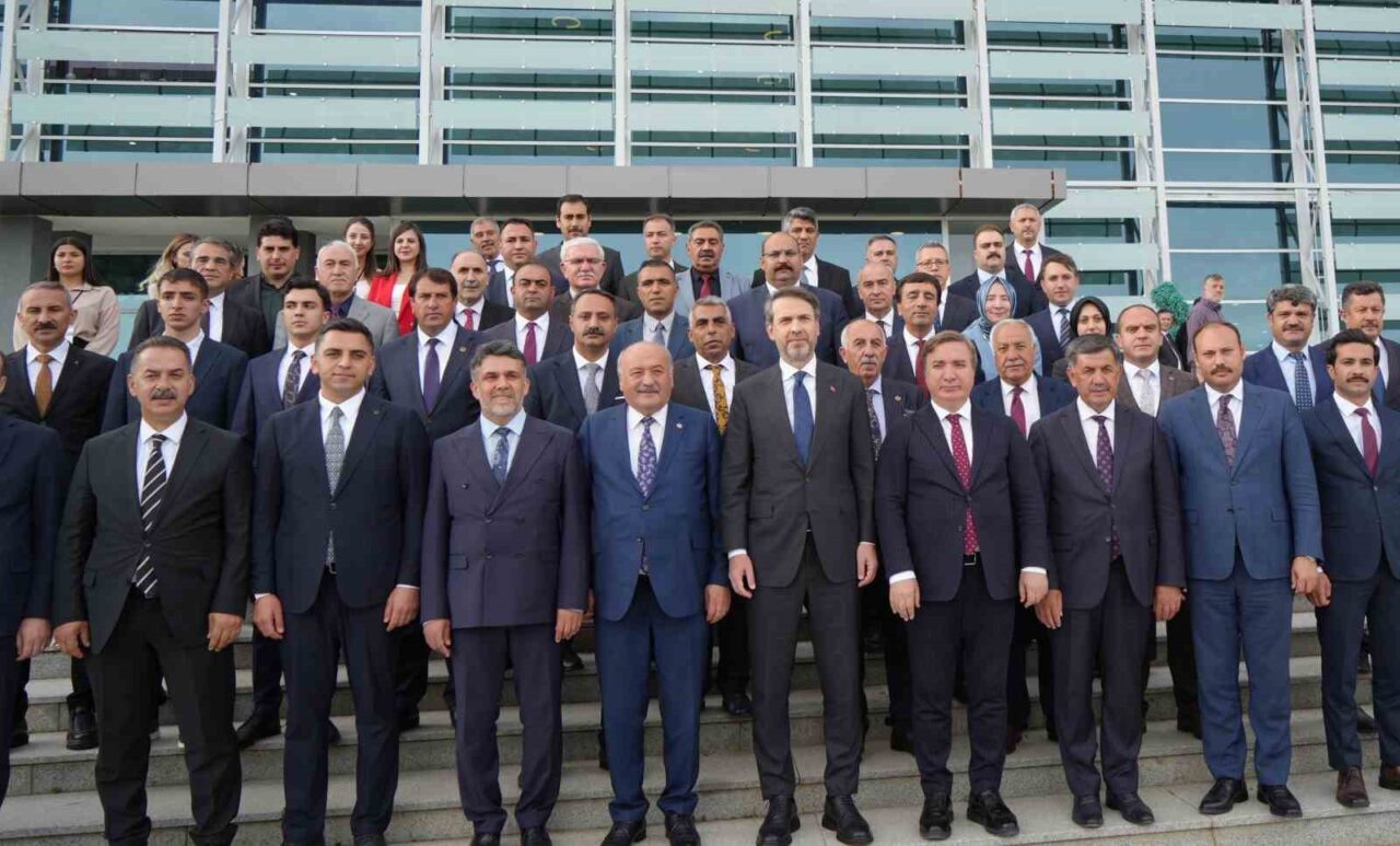 Enerji ve Tabii Kaynaklar Bakanı Alparslan Bayraktar, Erzincan’da öğrencilerle buluştu.