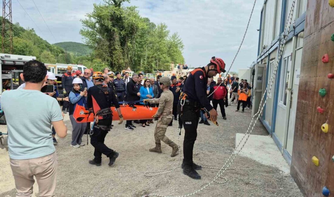 Bartın’da AFAD Eğitim Merkezi açılış töreninde gerçekleştirilen tatbikat gerçeğini aratmadı.