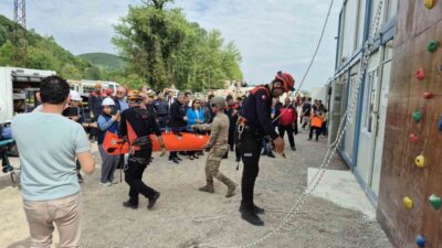 Bartın’da AFAD Eğitim Merkezi açılış töreninde gerçekleştirilen tatbikat gerçeğini aratmadı.