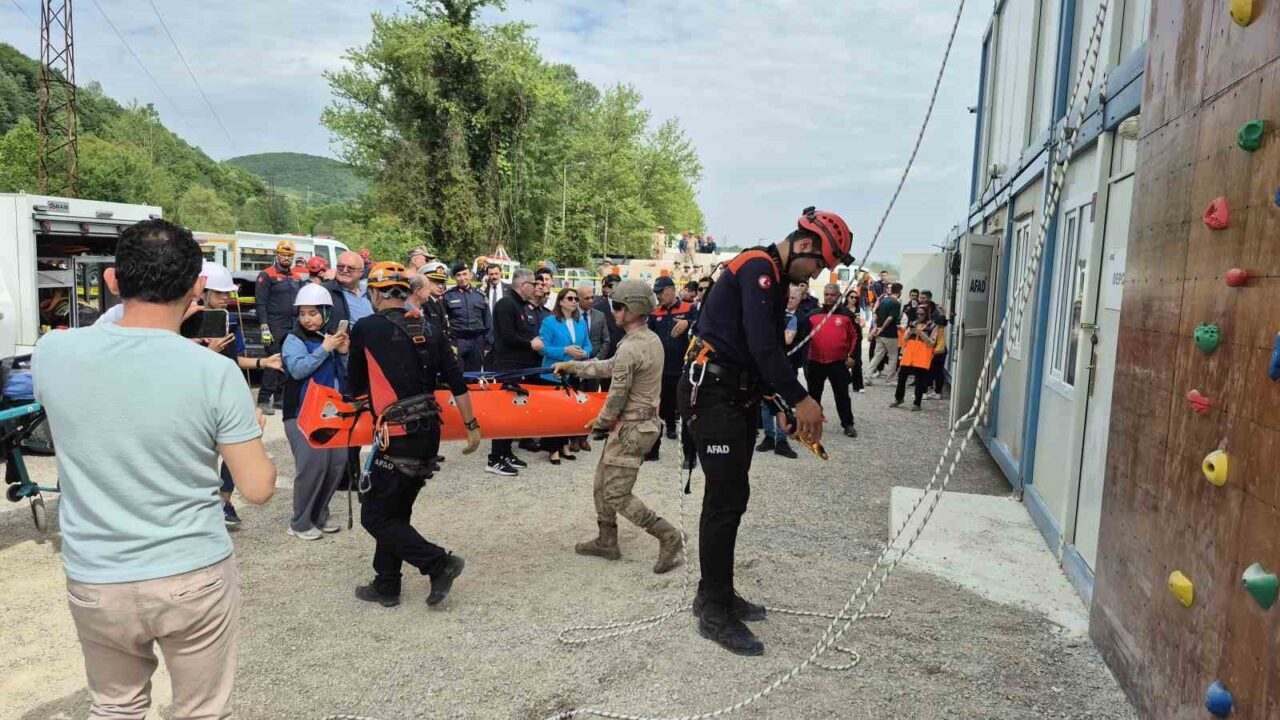 Bartın’da AFAD Eğitim Merkezi açılış töreninde gerçekleştirilen tatbikat gerçeğini aratmadı.