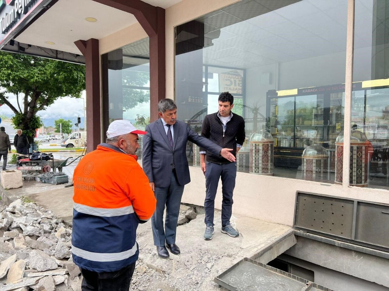 Erzincan Belediye Başkanı Bekir Aksun, sahada görev yapan personelleri denetledi.