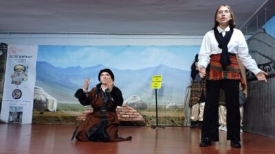 Türk dünyasının bilge atası Dede Korkut’un hikayeleri, öğrenciler tarafından sahneleniyor.