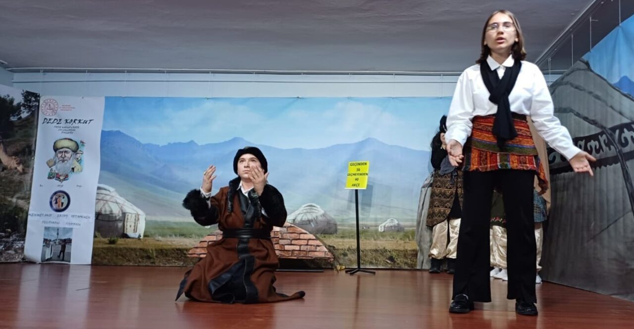 Türk dünyasının bilge atası Dede Korkut’un hikayeleri, öğrenciler tarafından sahneleniyor.