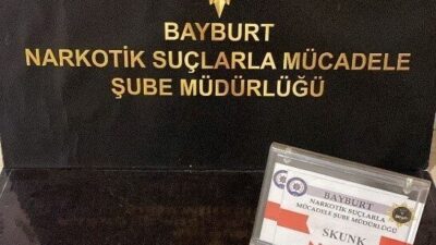 Bayburt’ta polisin durdurduğu araç içerisinde bulunan 2 şüphelinin üzerinde yapılan