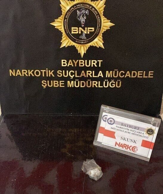 Bayburt’ta polisin durdurduğu araç içerisinde bulunan 2 şüphelinin üzerinde yapılan