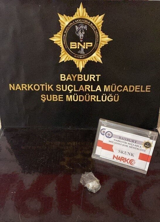Bayburt’ta polisin durdurduğu araç içerisinde bulunan 2 şüphelinin üzerinde yapılan