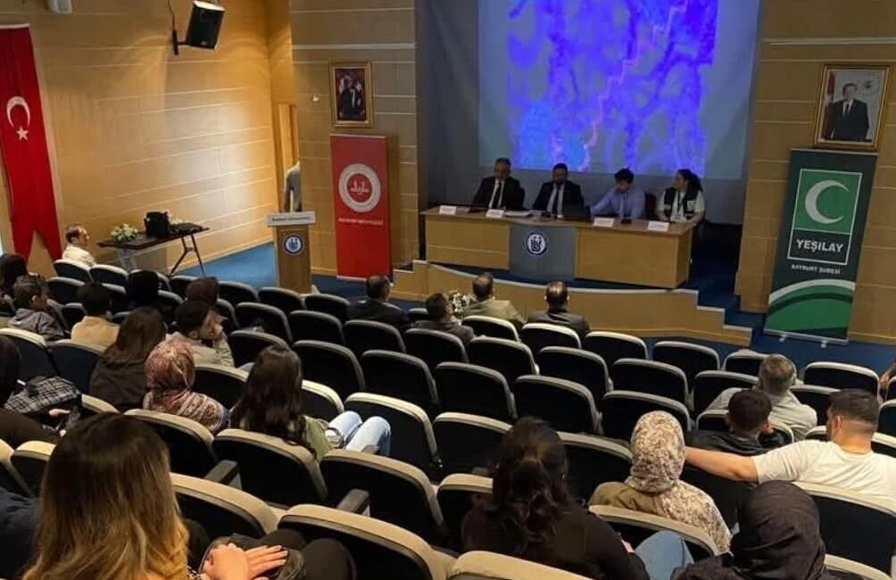 Bayburt’ta bağımlılıkla mücadele konulu panel düzenlendi Bayburt İl Müftülüğünce, ’Bağımlılıkla Mücadelenin Dini, Sağlık ve Sosyolojik Boyutları’