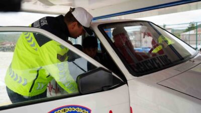 Bayburt’un Demirözü ilçesinde vatandaşlara ve öğrencilere trafik eğitimi verildi. Trafik