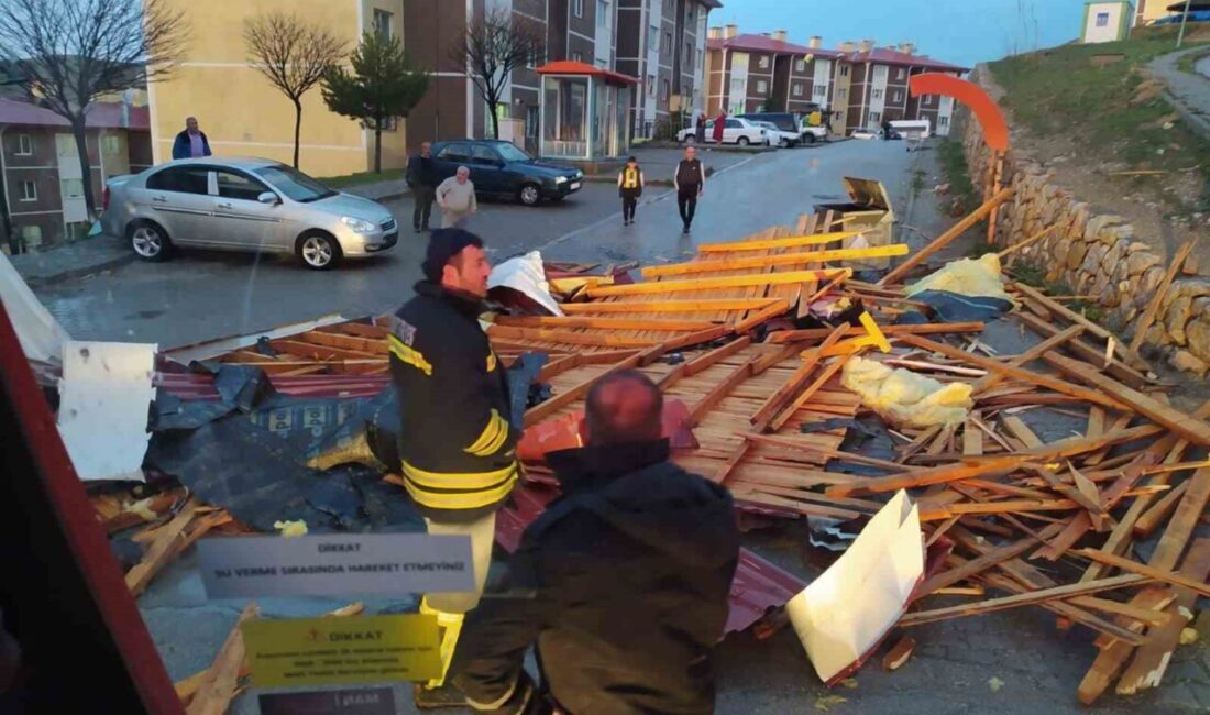 Bayburt’ta fırtına birçok evin çatısını uçurdu. Çatıların uçması, minibüsteki insanların