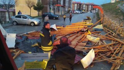 Bayburt’ta fırtına birçok evin çatısını uçurdu. Çatıların uçması, minibüsteki insanların