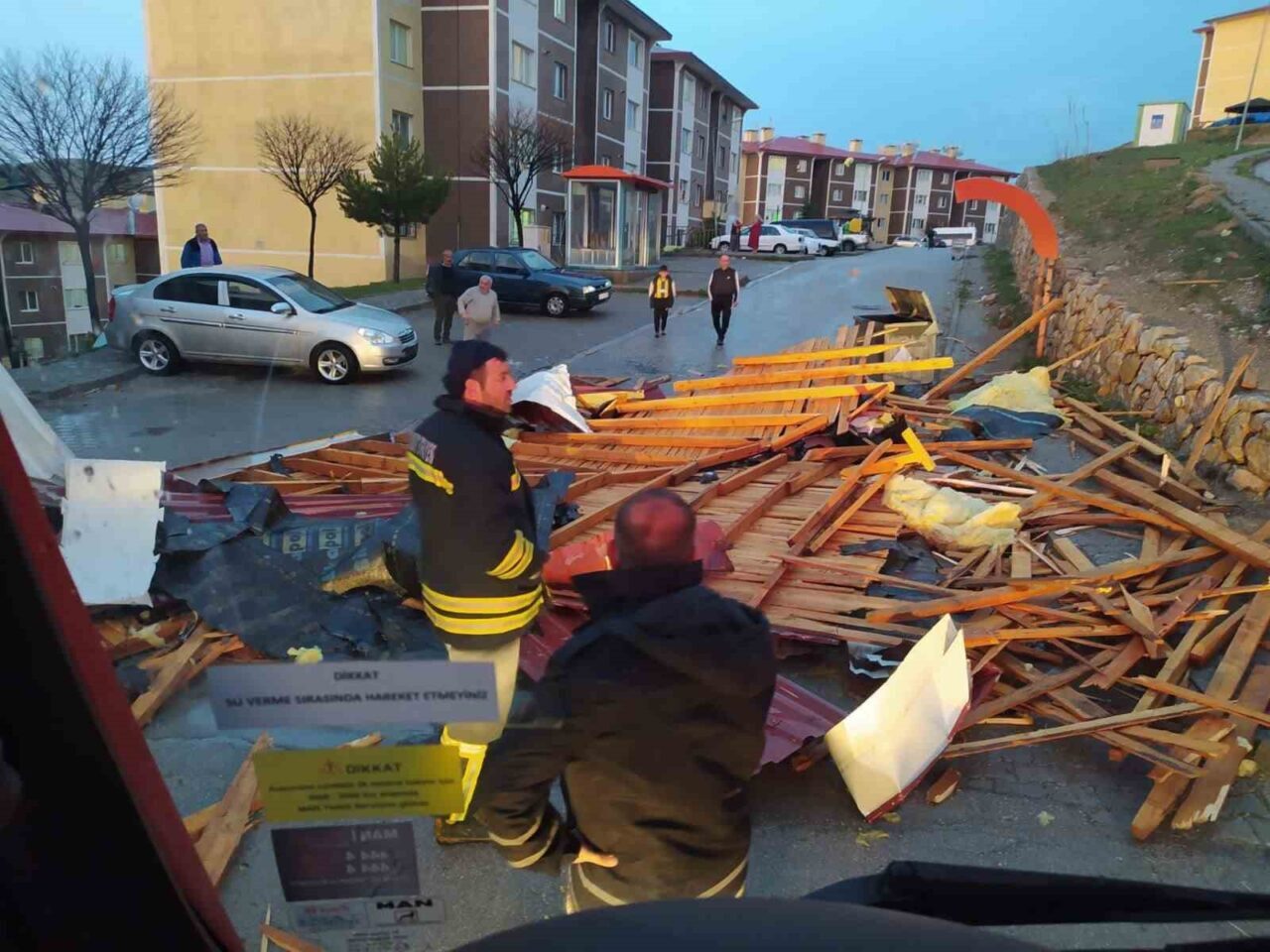 Bayburt’ta fırtına birçok evin çatısını uçurdu. Çatıların uçması, minibüsteki insanların