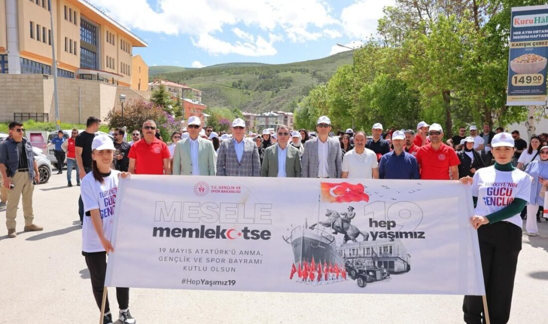 Bayburt’ta Gençlik Haftası kapsamında ‘Gençlik Yürüyüşü’ organize edildi. Gençlik ve