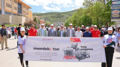 Bayburt’ta Gençlik Haftası kapsamında ‘Gençlik Yürüyüşü’ organize edildi. Gençlik ve