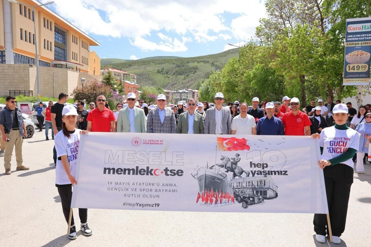 Bayburt’ta Gençlik Haftası kapsamında ‘Gençlik Yürüyüşü’ organize edildi. Gençlik ve