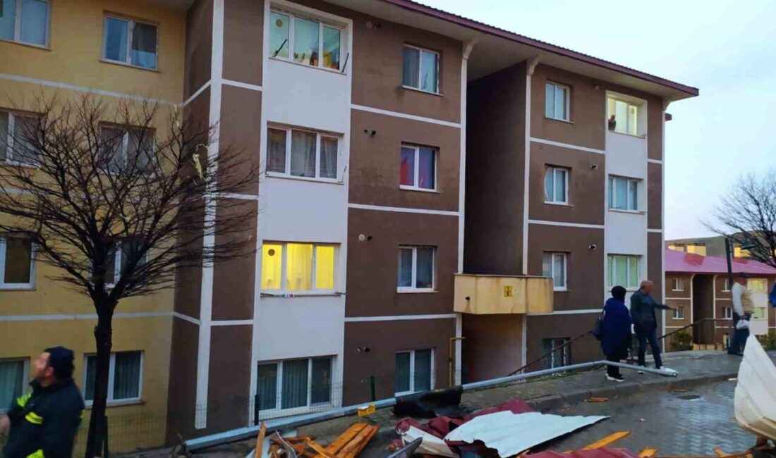 Bayburt’ta akşam saatlerinde etkili olan rüzgar, bazı evlerin çatılarını uçurdu.
