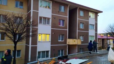 Bayburt’ta akşam saatlerinde etkili olan rüzgar, bazı evlerin çatılarını uçurdu.