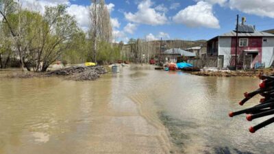 Bayburt’ta kuvvetli sağanak yağışın ardından Kırkpınar köyündeki dere taştı, sel